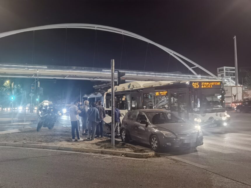 Τριπλή σύγκρουση και τραυματισμός οδηγού στο Παλατάκι 1