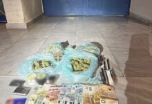 Είχε απλώσει στο προαύλιο του σχολείου ναρκωτικά και χαρτονομίσματα! Τρεις συλλήψεις 31