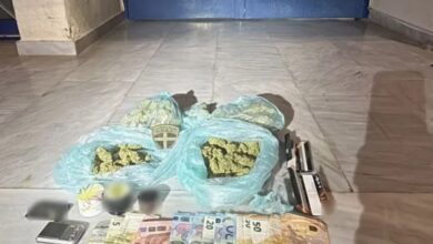 Είχε απλώσει στο προαύλιο του σχολείου ναρκωτικά και χαρτονομίσματα! Τρεις συλλήψεις 7