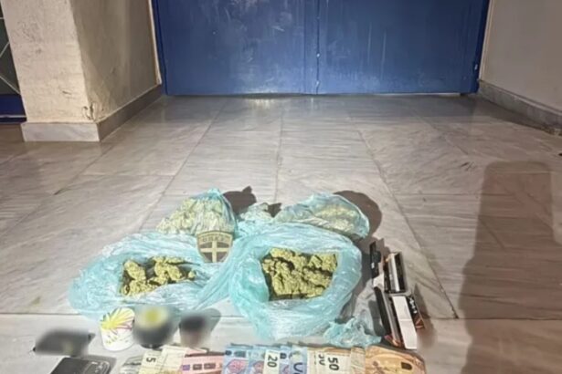 Είχε απλώσει στο προαύλιο του σχολείου ναρκωτικά και χαρτονομίσματα! Τρεις συλλήψεις 23