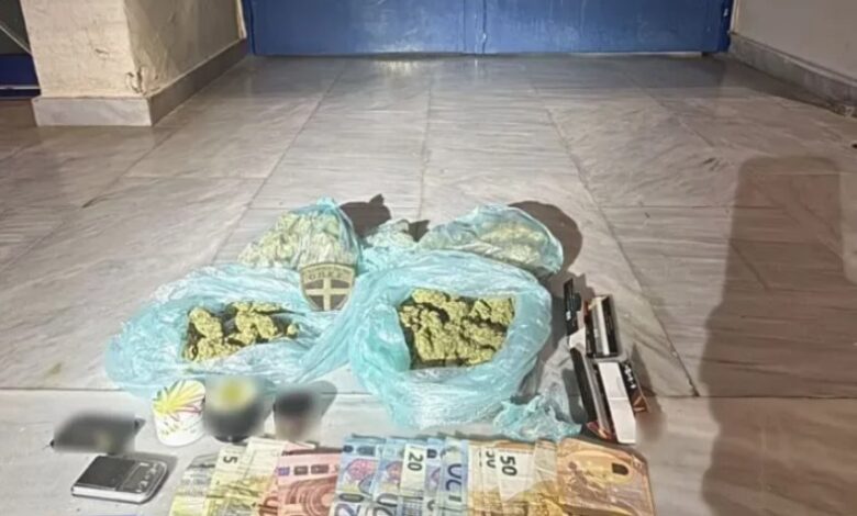 Είχε απλώσει στο προαύλιο του σχολείου ναρκωτικά και χαρτονομίσματα! Τρεις συλλήψεις 2 Είχε απλώσει στο προαύλιο του σχολείου ναρκωτικά και χαρτονομίσματα! Τρεις συλλήψεις 1