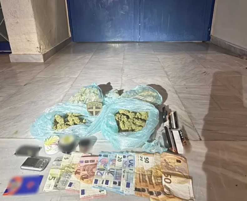 Είχε απλώσει στο προαύλιο του σχολείου ναρκωτικά και χαρτονομίσματα! Τρεις συλλήψεις 2 Είχε απλώσει στο προαύλιο του σχολείου ναρκωτικά και χαρτονομίσματα! Τρεις συλλήψεις 1