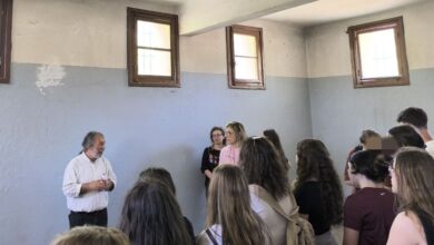 Ξενάγηση Γερμανών και Ελλήνων μαθητών στο Μπλοκ 15, από τον Δήμαρχο Χαϊδαρίου 1