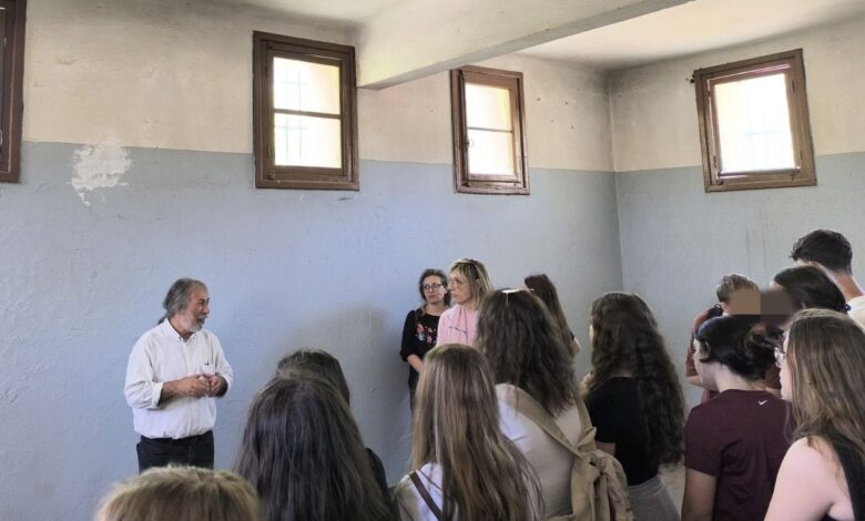 Ξενάγηση Γερμανών και Ελλήνων μαθητών στο Μπλοκ 15, από τον Δήμαρχο Χαϊδαρίου 2 Ξενάγηση Γερμανών και Ελλήνων μαθητών στο Μπλοκ 15, από τον Δήμαρχο Χαϊδαρίου 1