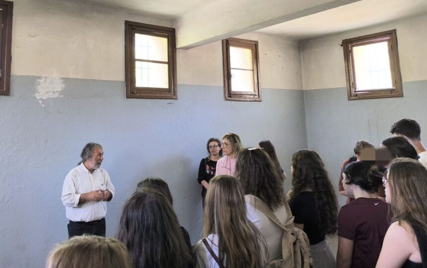 Ξενάγηση Γερμανών και Ελλήνων μαθητών στο Μπλοκ 15, από τον Δήμαρχο Χαϊδαρίου 2 Ξενάγηση Γερμανών και Ελλήνων μαθητών στο Μπλοκ 15, από τον Δήμαρχο Χαϊδαρίου 1