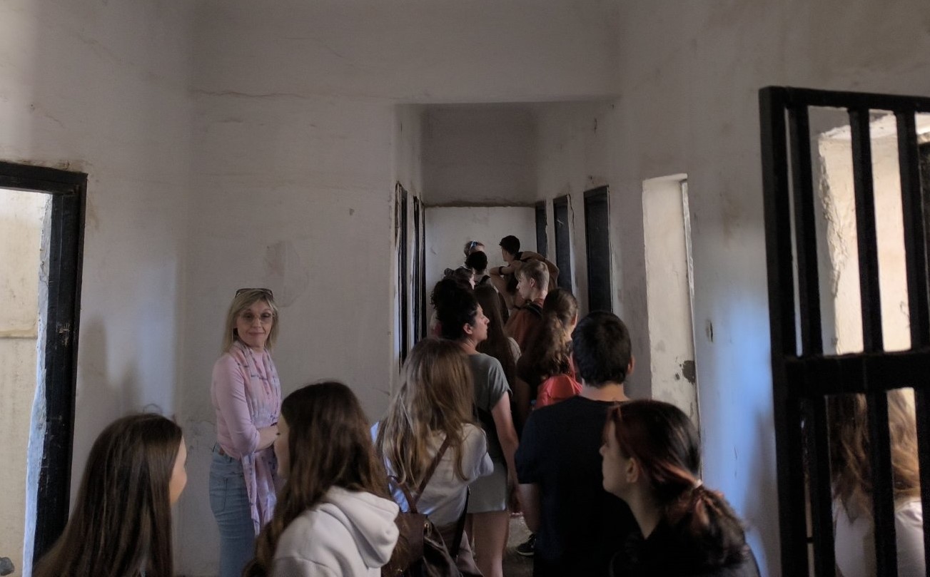 Ξενάγηση Γερμανών και Ελλήνων μαθητών στο Μπλοκ 15, από τον Δήμαρχο Χαϊδαρίου 4 Ξενάγηση Γερμανών και Ελλήνων μαθητών στο Μπλοκ 15, από τον Δήμαρχο Χαϊδαρίου 3