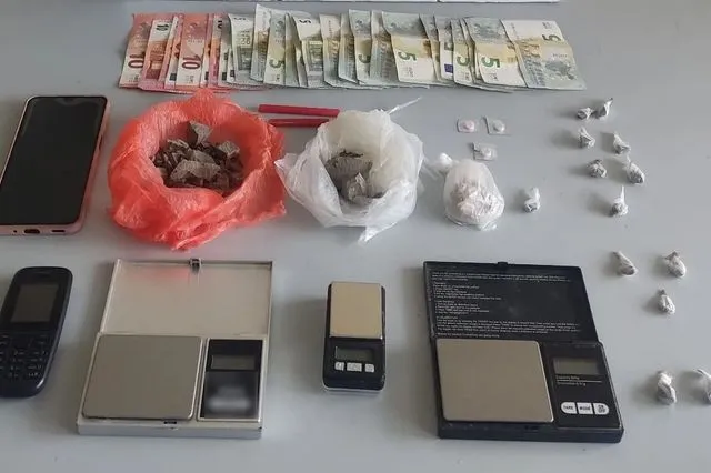 Δρομοκαΐτειο: Συνελήφθη ειδικευόμενη ψυχίατρος για διακίνηση ναρκωτικών ακόμα και εν ώρα εργασίας 2 Δρομοκαΐτειο: Συνελήφθη ειδικευόμενη ψυχίατρος για διακίνηση ναρκωτικών ακόμα και εν ώρα εργασίας 1