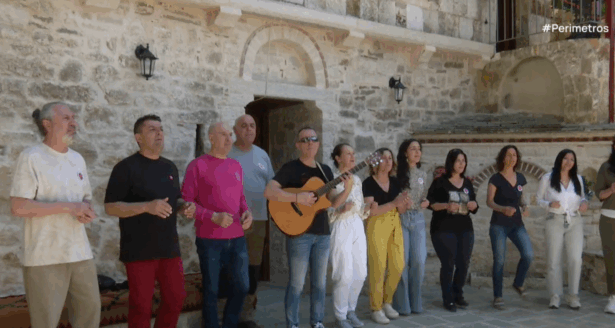 Δημήτρης Υφαντής: Ο Ηπειρώτης μουσικός κάνει δύναμη την απώλεια όρασης και τραγουδάει για τα παιδιά της Φλόγας και της Μονής Δουραχάνης 7