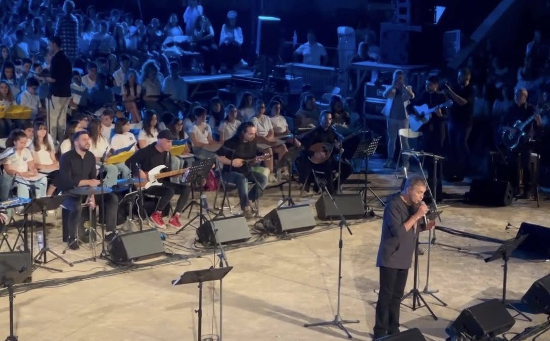 Η υπόκλιση του Γιώργου Νταλάρα στη μυθική συναυλία των σχολείων της Δυτικής Αθήνας 4 Η υπόκλιση του Γιώργου Νταλάρα στη μυθική συναυλία των σχολείων της Δυτικής Αθήνας 3