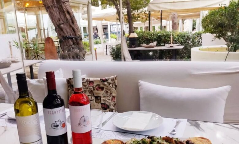 Δροσερός Κήπος όνειρο και Ποικιλία Σχάρας ή Κότσι δύο ατόμων με μια φιάλη εκλεκτό κρασί! Πού θα το απολαύσεις. Λεπτομέρειες-τιμή 2 Δροσερός Κήπος όνειρο και Ποικιλία Σχάρας ή Κότσι δύο ατόμων με μια φιάλη εκλεκτό κρασί! Πού θα το απολαύσεις. Λεπτομέρειες-τιμή 1