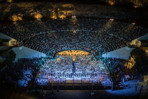 Η υπόκλιση του Γιώργου Νταλάρα στη μυθική συναυλία των σχολείων της Δυτικής Αθήνας 15