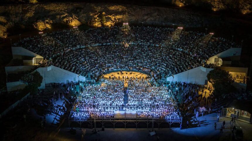 Η υπόκλιση του Γιώργου Νταλάρα στη μυθική συναυλία των σχολείων της Δυτικής Αθήνας 1