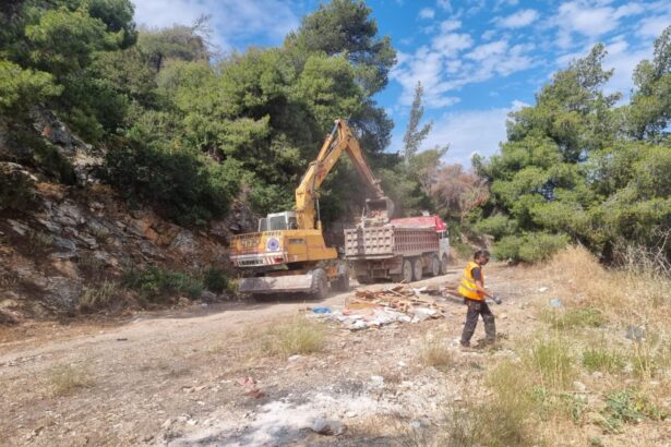Μάχη απορρύπανσης με βαρέα οχήματα στο βουνό 3
