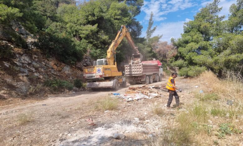 Μάχη απορρύπανσης με βαρέα οχήματα στο βουνό 1