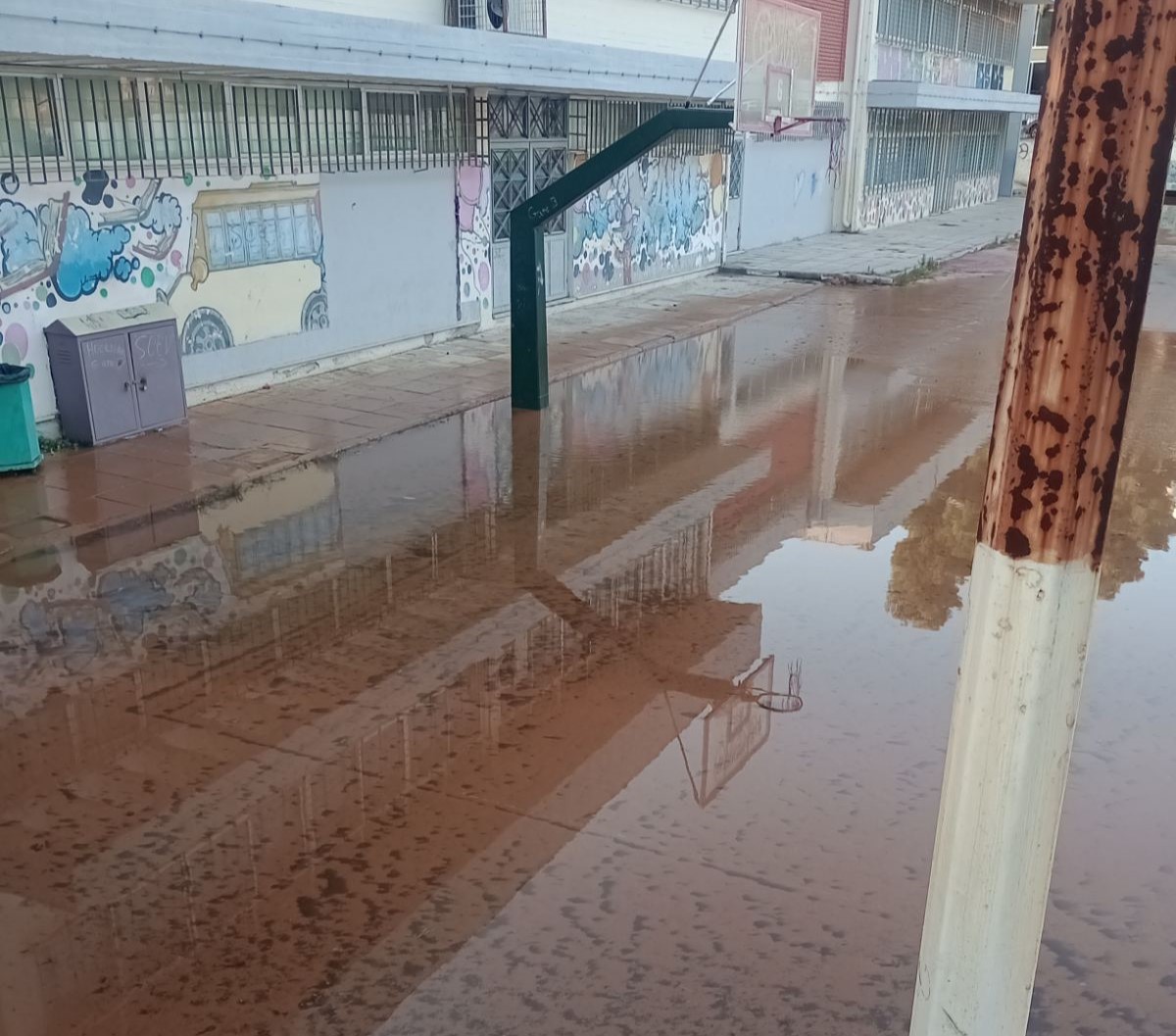Πολύ μεγάλη διαρροή νερού σε δημοτικό σχολείο 6 Πολύ μεγάλη διαρροή νερού σε δημοτικό σχολείο 5