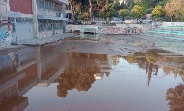 Πολύ μεγάλη διαρροή νερού σε δημοτικό σχολείο 2 Πολύ μεγάλη διαρροή νερού σε δημοτικό σχολείο 1