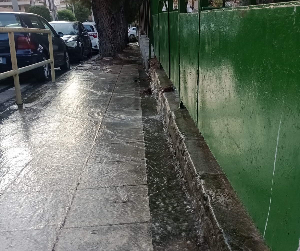 Πολύ μεγάλη διαρροή νερού σε δημοτικό σχολείο 4 Πολύ μεγάλη διαρροή νερού σε δημοτικό σχολείο 3
