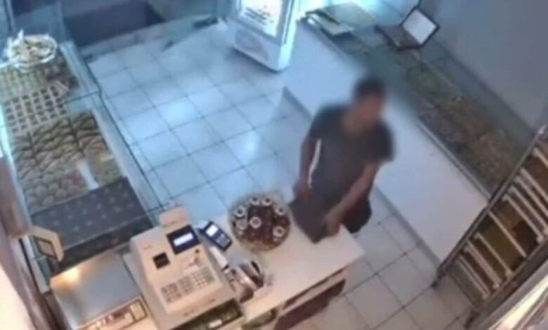 Έκλεψε δυο φορές μέσα σε λίγες μέρες το ίδιο ζαχαροπλαστείο στο Αιγάλεω 2 Έκλεψε δυο φορές μέσα σε λίγες μέρες το ίδιο ζαχαροπλαστείο στο Αιγάλεω 1