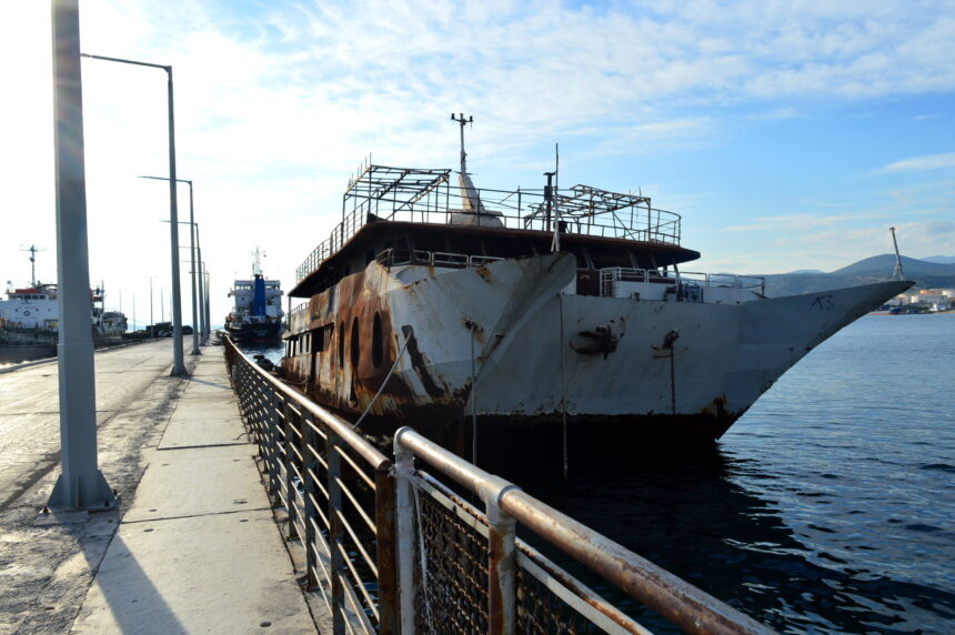 Απομακρύνεται από την Ελευσίνα επικίνδυνο καταμαράν και 7 ακόμη "σαπάκια" 1