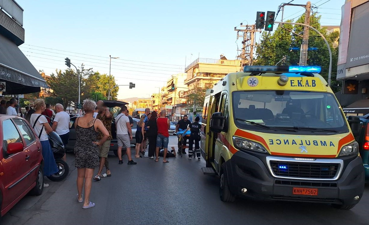 Βομβαρδισμένο τοπίο η οδός Πελασγίας μετά από σφοδρότατη μετωπική δύο ΙΧ 3