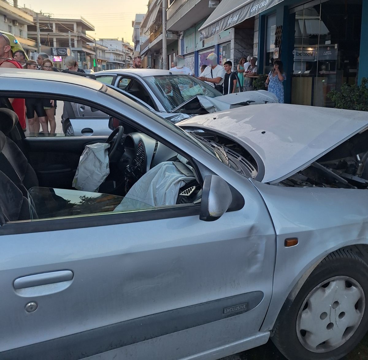 Βομβαρδισμένο τοπίο η οδός Πελασγίας μετά από σφοδρότατη μετωπική δύο ΙΧ 5