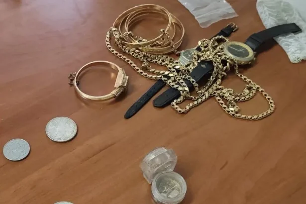 Ζευγάρι έκλεψε σημαντικό ποσό και τιμαλφή από σπίτι στο οποίο έκαναν εργασίες καθαρισμού 7