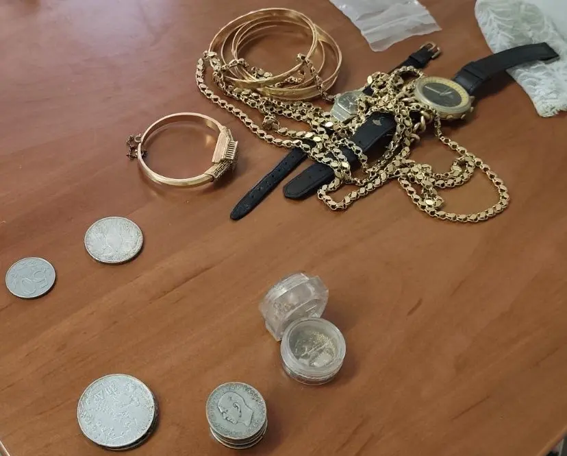 Ζευγάρι έκλεψε σημαντικό ποσό και τιμαλφή από σπίτι στο οποίο έκαναν εργασίες καθαρισμού 2 Ζευγάρι έκλεψε σημαντικό ποσό και τιμαλφή από σπίτι στο οποίο έκαναν εργασίες καθαρισμού 1
