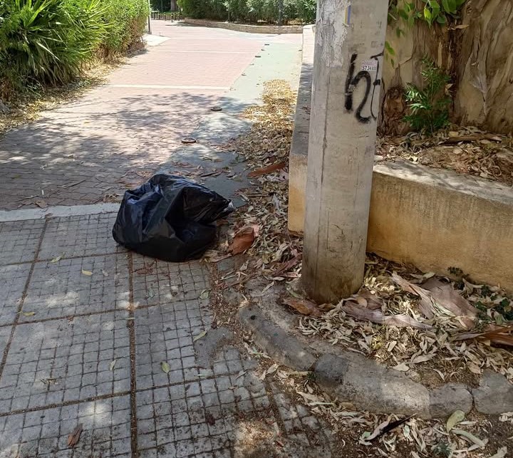 "Ντροπή με όλους τους δημάρχους. Μόνοι μας καθαρίζουμε!" 2 "Ντροπή με όλους τους δημάρχους. Μόνοι μας καθαρίζουμε!" 1