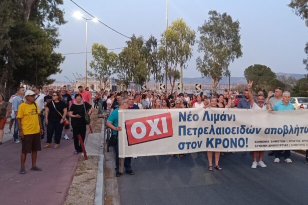"Aφήστε την πόλη ν’ ανασάνει!" Πλήθος κόσμου μέσα στον καύσωνα, ασπίδα για την ακτή του Κρόνου στην Ελευσίνα 59