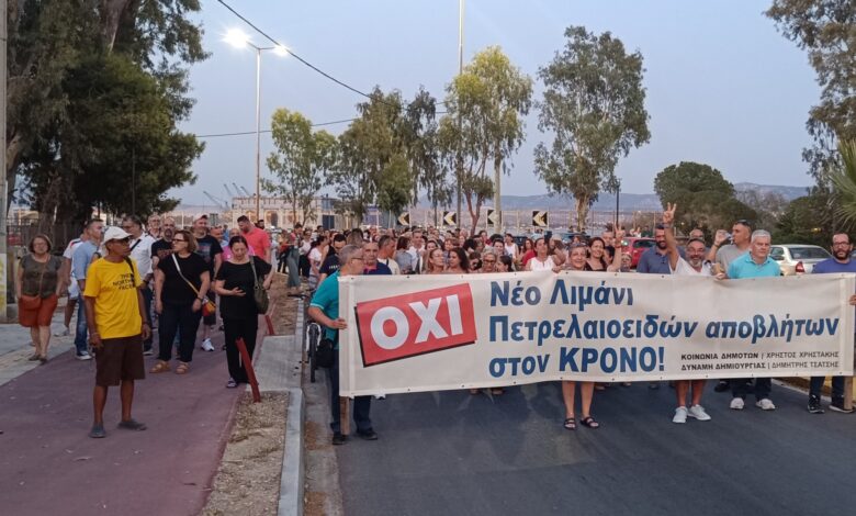 "Aφήστε την πόλη ν’ ανασάνει!" Πλήθος κόσμου μέσα στον καύσωνα, ασπίδα για την ακτή του Κρόνου στην Ελευσίνα 2 "Aφήστε την πόλη ν’ ανασάνει!" Πλήθος κόσμου μέσα στον καύσωνα, ασπίδα για την ακτή του Κρόνου στην Ελευσίνα 1