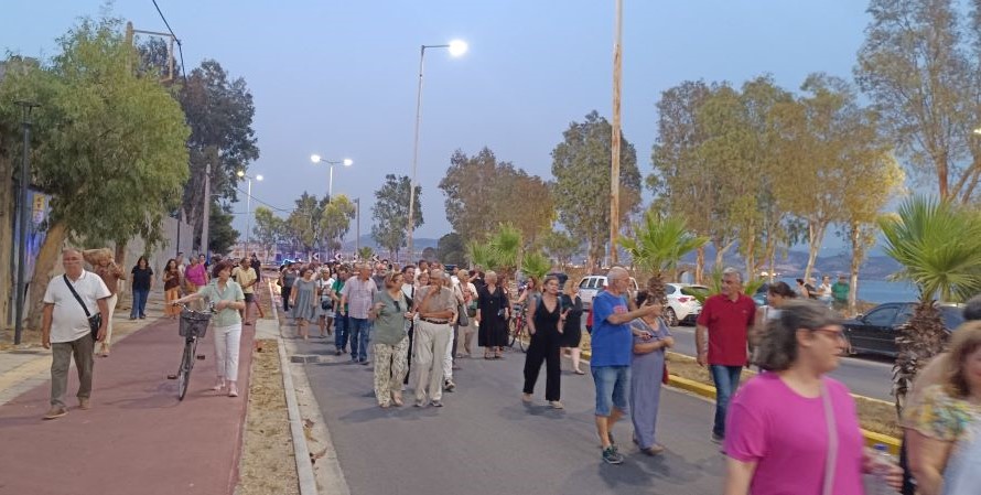 "Aφήστε την πόλη ν’ ανασάνει!" Πλήθος κόσμου μέσα στον καύσωνα, ασπίδα για την ακτή του Κρόνου στην Ελευσίνα 6 "Aφήστε την πόλη ν’ ανασάνει!" Πλήθος κόσμου μέσα στον καύσωνα, ασπίδα για την ακτή του Κρόνου στην Ελευσίνα 5