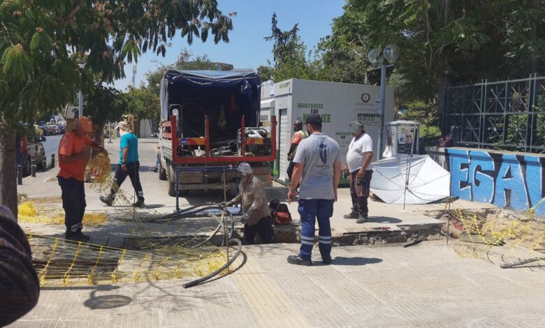 Ιερά Οδός, σοβαρή βλάβη στο ηλεκτρικό δίκτυο: Υπεράνθρωπη προσπάθεια εργαζόμενων σε αφόρητες συνθήκες 2 Ιερά Οδός, σοβαρή βλάβη στο ηλεκτρικό δίκτυο: Υπεράνθρωπη προσπάθεια εργαζόμενων σε αφόρητες συνθήκες 1