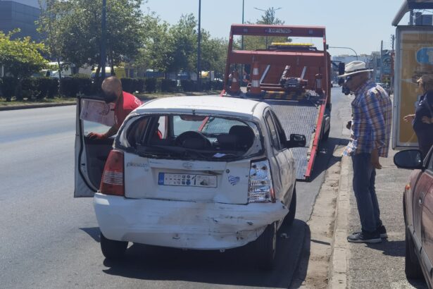 Νταλίκα "πλάκωσε" ΙΧ σε φανάρι της Λεωφόρου Αθηνών 23