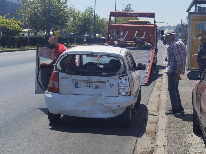 Νταλίκα "πλάκωσε" ΙΧ σε φανάρι της Λεωφόρου Αθηνών 2 Νταλίκα "πλάκωσε" ΙΧ σε φανάρι της Λεωφόρου Αθηνών 1