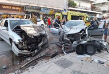 Βομβαρδισμένο τοπίο η οδός Πελασγίας μετά από σφοδρότατη μετωπική δύο ΙΧ 243