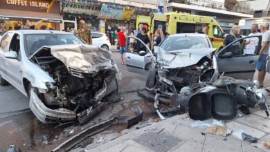 Βομβαρδισμένο τοπίο η οδός Πελασγίας μετά από σφοδρότατη μετωπική δύο ΙΧ 5