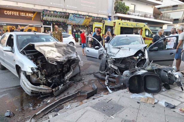 Βομβαρδισμένο τοπίο η οδός Πελασγίας μετά από σφοδρότατη μετωπική δύο ΙΧ 39