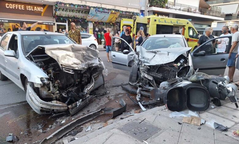 Βομβαρδισμένο τοπίο η οδός Πελασγίας μετά από σφοδρότατη μετωπική δύο ΙΧ 2 Βομβαρδισμένο τοπίο η οδός Πελασγίας μετά από σφοδρότατη μετωπική δύο ΙΧ 1
