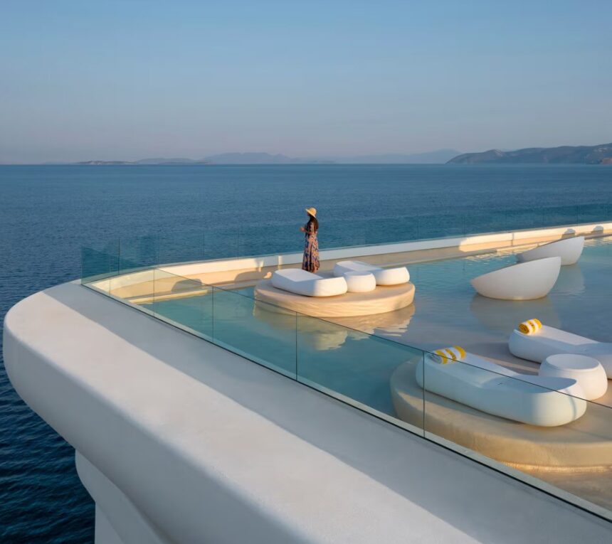 Isla Brown Corinthia: Το βραβευμένο πεντάστερο στους Αγ. Θεοδώρους που θέλει να μοιάζει με λευκό βότσαλο 2 Isla Brown Corinthia: Το βραβευμένο πεντάστερο στους Αγ. Θεοδώρους που θέλει να μοιάζει με λευκό βότσαλο 1