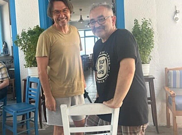 Ο Δημήτρης Αλεξανδρής σε αληθινό ρόλο… καφετζή! - Μυτιληνιά ουζάκια με ζεστό χαμόγελο και καλλιτεχνική διάθεση 1