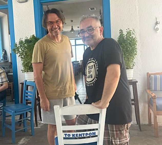 Ο Δημήτρης Αλεξανδρής σε αληθινό ρόλο… καφετζή! - Μυτιληνιά ουζάκια με ζεστό χαμόγελο και καλλιτεχνική διάθεση 2 Ο Δημήτρης Αλεξανδρής σε αληθινό ρόλο… καφετζή! - Μυτιληνιά ουζάκια με ζεστό χαμόγελο και καλλιτεχνική διάθεση 1