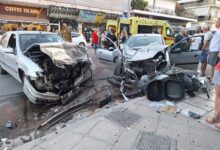Βομβαρδισμένο τοπίο η οδός Πελασγίας μετά από σφοδρότατη μετωπική δύο ΙΧ 230