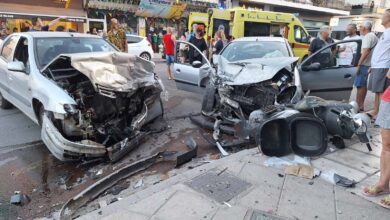 Βομβαρδισμένο τοπίο η οδός Πελασγίας μετά από σφοδρότατη μετωπική δύο ΙΧ 5