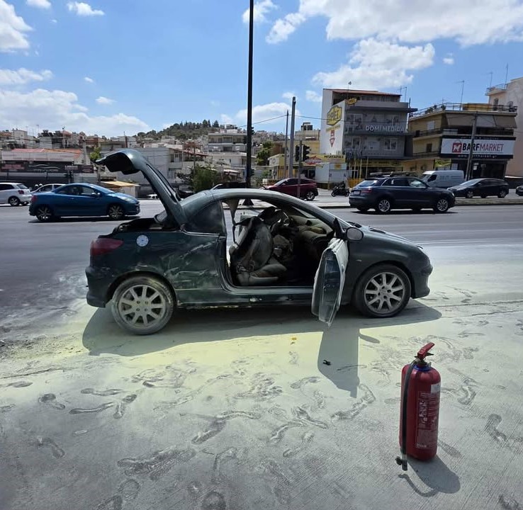 Φωτιά εν κινήσει σε όχημα στη Λεωφόρο Αθηνών 3