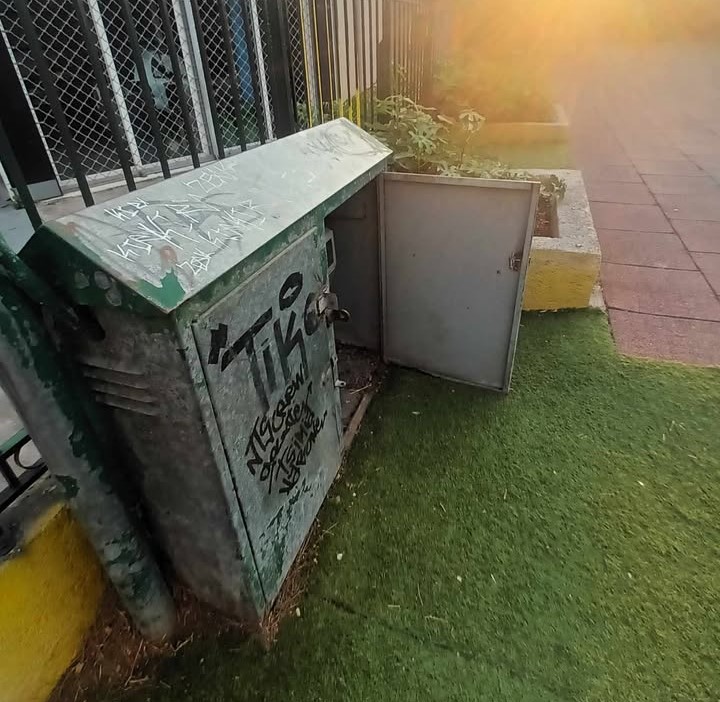 "Μόνο στα σχολεία βάζουν λουκέτο και τα παιδιά πηδάνε τα κάγκελα!" 4 "Μόνο στα σχολεία βάζουν λουκέτο και τα παιδιά πηδάνε τα κάγκελα!" 3