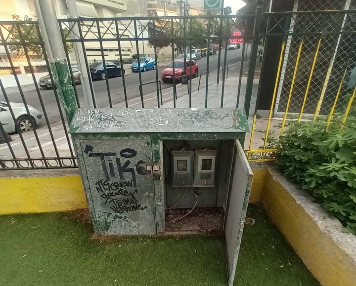 "Μόνο στα σχολεία βάζουν λουκέτο και τα παιδιά πηδάνε τα κάγκελα!" 2 "Μόνο στα σχολεία βάζουν λουκέτο και τα παιδιά πηδάνε τα κάγκελα!" 1