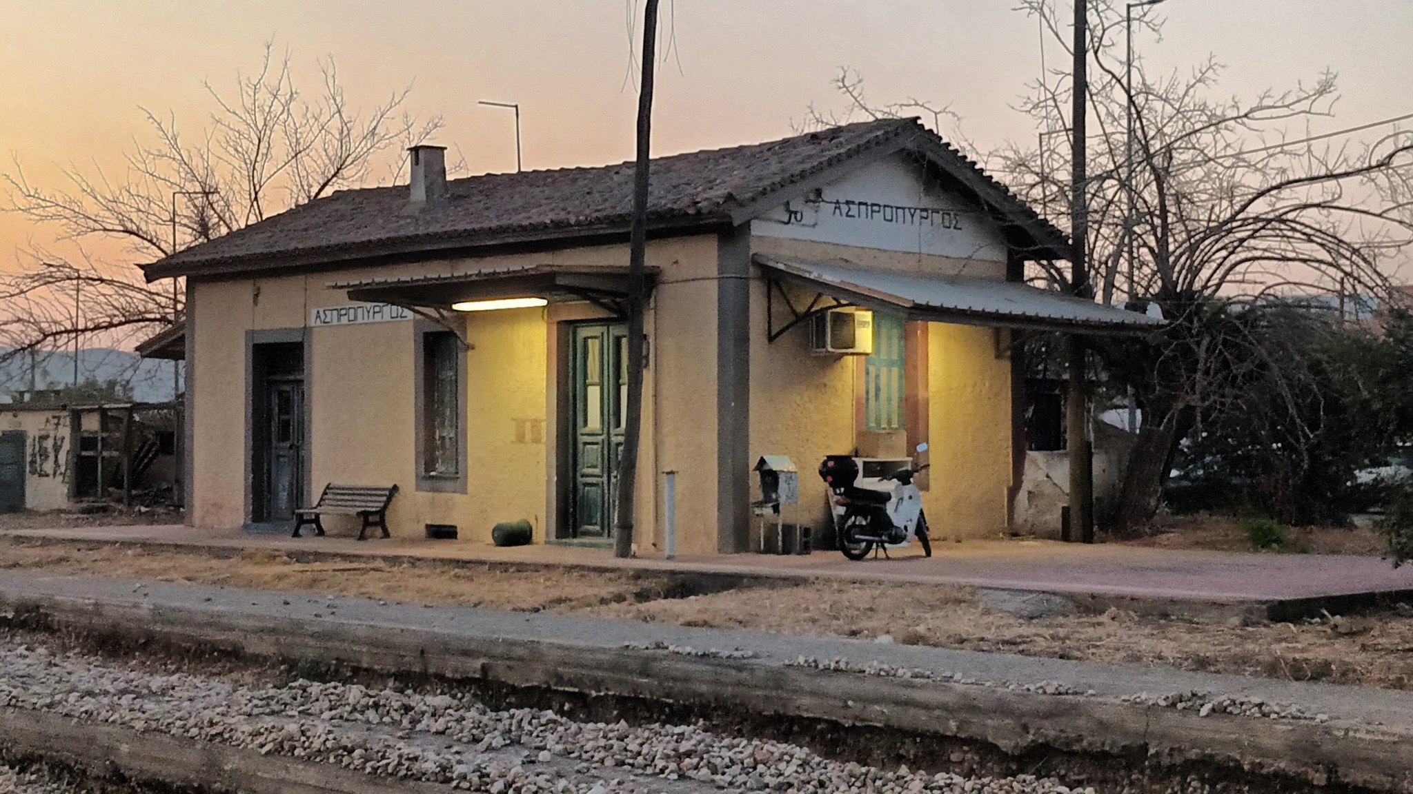 Δυτική Αττική: Ένας Σταθμός του Τρικούπη παρατημένος στη φθορά του χρόνου 3
