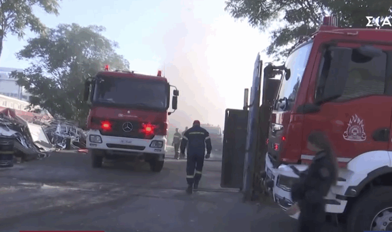 Φωτιά σε εργοστάσιο στο Αιγάλεω - Προσπάθεια να μην επεκταθεί σε άλλες εγκαταστάσεις 1