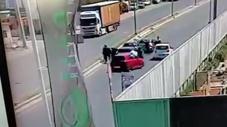 Μαφιόζικη ομάδα του Έντικ: Βίντεο από την κινηματογραφική καταδίωξη και σύλληψη του πυγμάχου στον Ασπρόπυργο 2 Μαφιόζικη ομάδα του Έντικ: Βίντεο από την κινηματογραφική καταδίωξη και σύλληψη του πυγμάχου στον Ασπρόπυργο 1