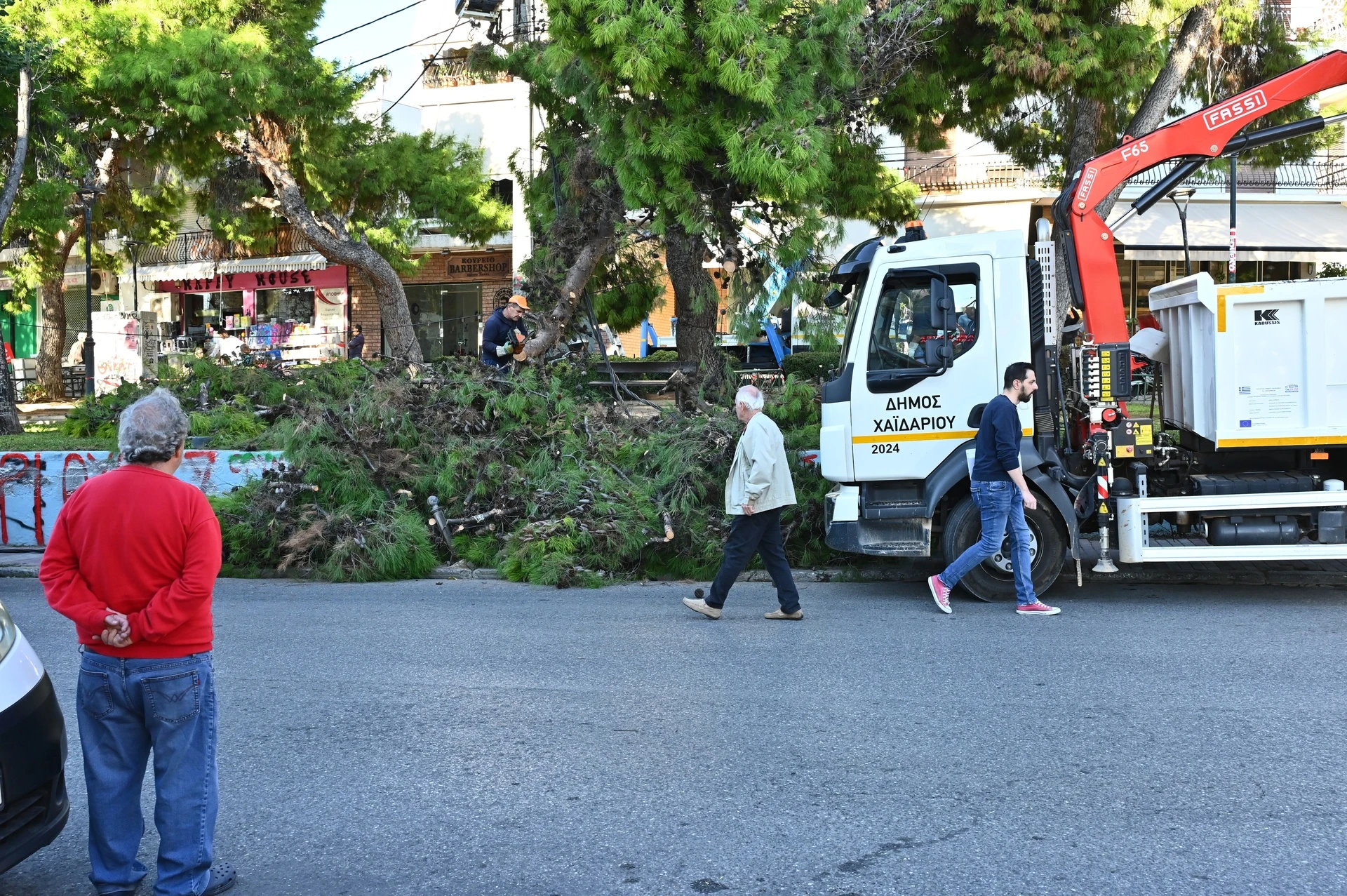 Πτώση καλωδίων και διακοπή της κυκλοφορίας στην Καραϊσκάκη 4 Πτώση καλωδίων και διακοπή της κυκλοφορίας στην Καραϊσκάκη 3